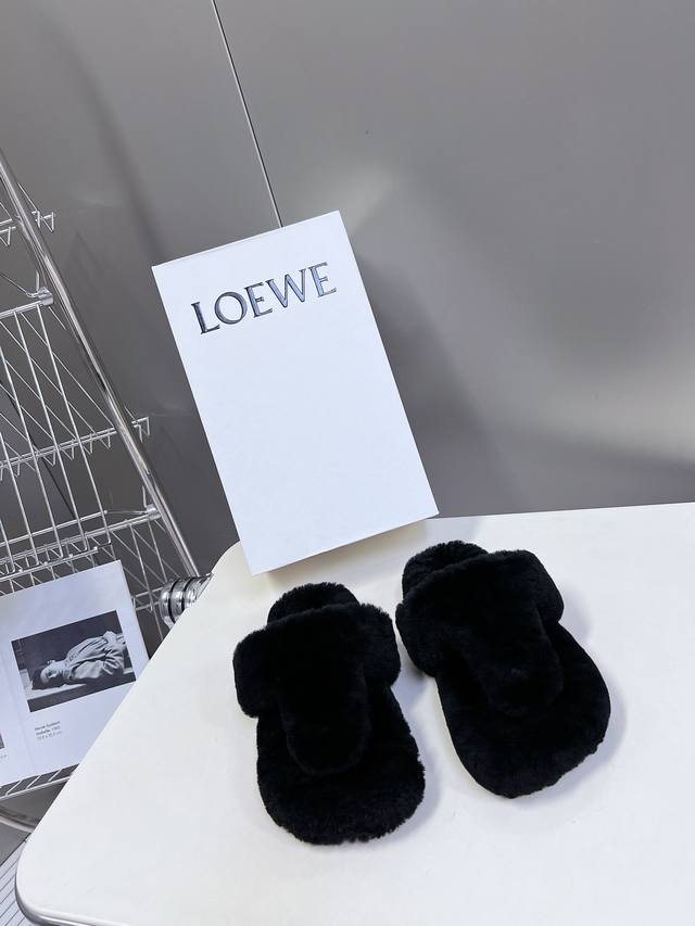 Loewe罗意威 最新王炸爆款夹趾平底毛拖 进口羊毛材质 舒适度极高，非常具有辨识度，美貌与实用并存舒适而不单调的毛毛拖！ 面料:原版定制羊毛 内里:原版定制羊